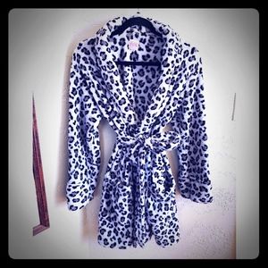 Victoria's Secret PINK Fluffy BW Leopard Robe